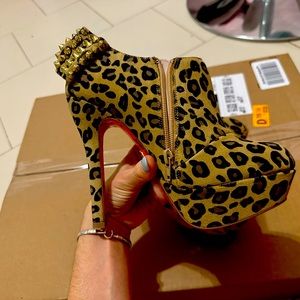 Never worn 7.5 Betsey Johnson leopard heels. Perfect condition-